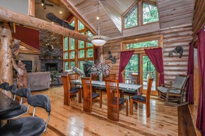 Hus, flere senger, peis | Oppholdsrom | En 42-tommers TV med kabel-kanaler samt peis og DVD-spiller