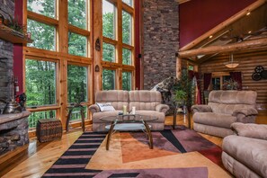 Hus, flere senger, peis | Oppholdsrom | En 42-tommers TV med kabel-kanaler samt peis og DVD-spiller