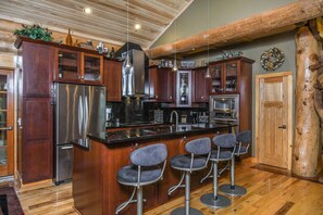 Hus, flere senger, peis | Eget kjøkken | Kjøleskap, mikrobølgeovn, ovn og kokeplater