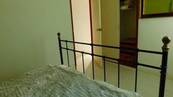 2 bedrooms, in-room safe, iron/ironing board, free WiFi