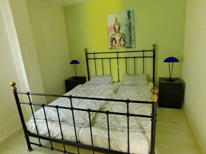 2 sovrum, värdeförvaringsskåp på rummet och strykjärn/strykbräda