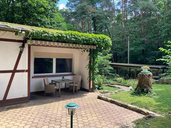Outdoor dining - House in the woods, own property (Zichtau)