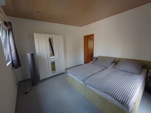 2 bedrooms, iron/ironing board, free WiFi, bed sheets