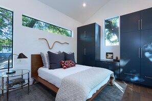 2 bedrooms, iron/ironing board, WiFi