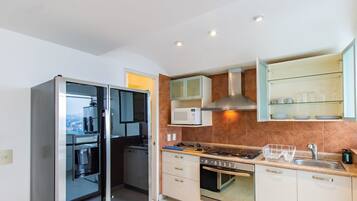 Frigorífico, microondas, horno y placa de cocina