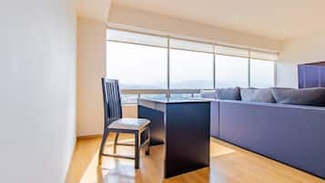 Una televisión, libros, un reproductor estéreo, una oficina