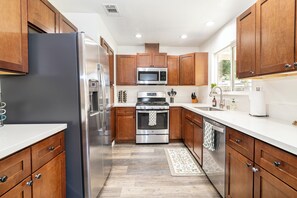 Refrigerador, microondas, horno y parrilla de estufa 