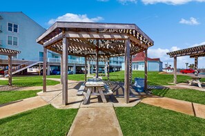 Outdoor dining - Delightful oceanfront condo w/ ocean views, central AC, w/ pool & hot tub access (Galveston)