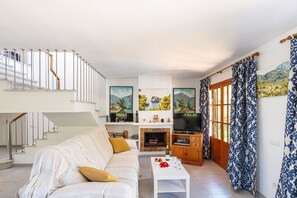 Fernseher, Kamin, DVD-Player, Stereoanlage