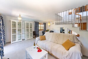 Fernseher, Kamin, DVD-Player, Stereoanlage