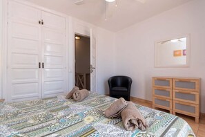2 habitaciones, tabla de planchar con plancha, wifi y ropa de cama