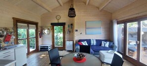 Fernseher, Bücher, Stereoanlage