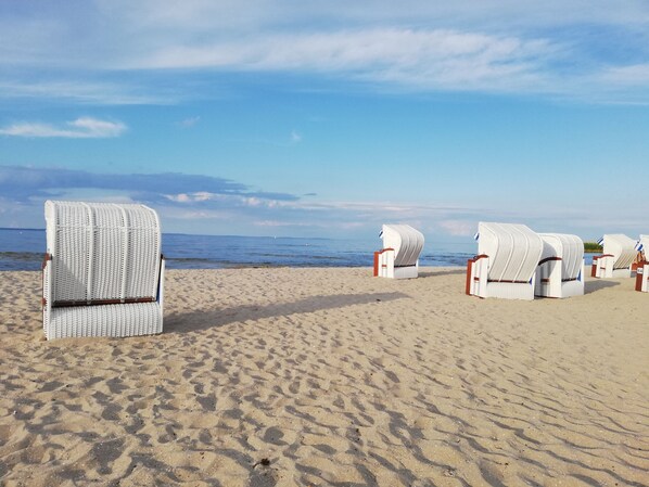 Una spiaggia nelle vicinanze, lettini da mare