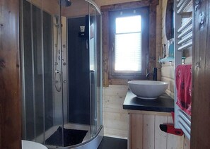 Dusche, Haartrockner, Seife, Toilettenpapier