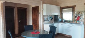 Kühlschrank, Mikrowelle, Herdplatte, Geschirrspüler