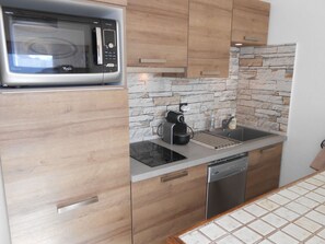 Een koelkast, een microgolfoven, een oven, een vaatwasser