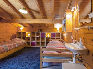4 bedrooms, free WiFi, bed sheets