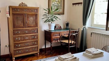 2 dormitorios, escritorio, tabla de planchar con plancha y wifi gratis