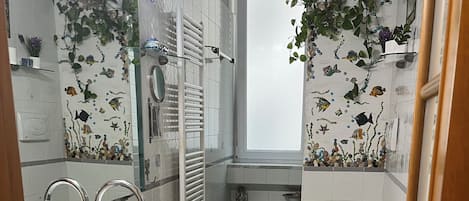 Ducha, secador de pelo, bidé y toallas