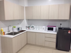 Kjøleskap, mikrobølgeovn, brødrister og kjøkkenutstyr