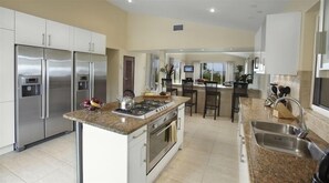 Fridge, microwave, oven, stovetop - Oceanfront Luxury Malmok 5 Bedroom 6 Bath Villa (Noord)