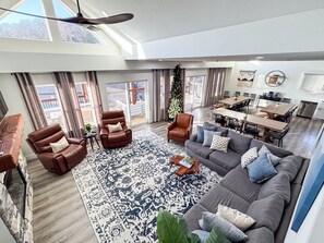 Smart TV, fireplace, Netflix, Hulu