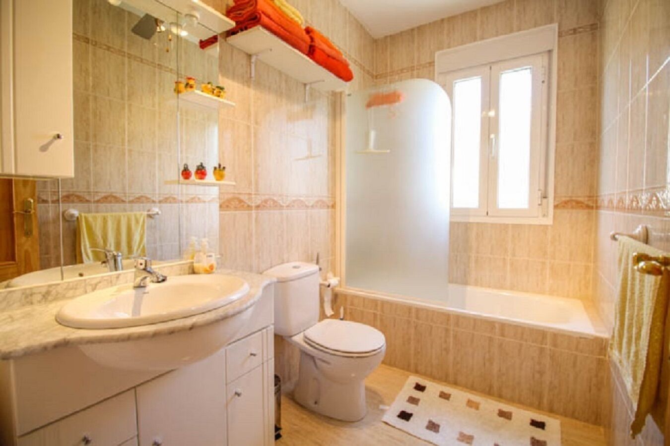 Ensemble douche/baignoire, sèche-cheveux, bidet, serviettes fournies