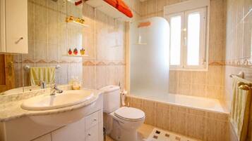 Ensemble douche/baignoire, sĂšche-cheveux, bidet, serviettes fournies