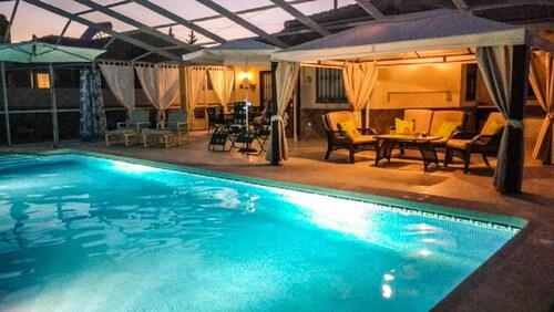 Beautiful Villa, 3-Bed, 3-Bath, Fly-Free Enclosed Private Pool, In Town