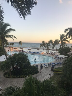 Una piscina al aire libre, una piscina climatizada