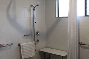 Casa de campo exclusiva | Baño | Amenidades de baño de diseñador, secadora de cabello, batas, jabón