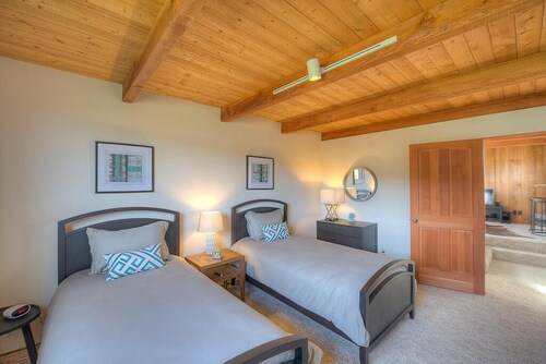 Dandelion –Cozy Ocean Getaway with Wraparound Deck