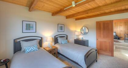 Dandelion –Cozy Ocean Getaway with Wraparound Deck