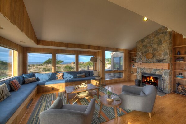 TV, fireplace, DVD player, stereo - A Stone's Throw Away from the Spectacular Sights and Sounds of the Ocean (The Sea Ranch)
