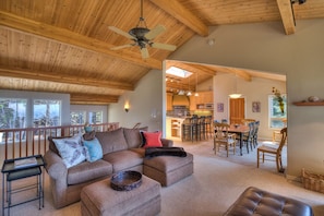 Smart TV, fireplace, DVD player - This beautifully appointed home provides spectacular white water ocean views (Sea Ranch)