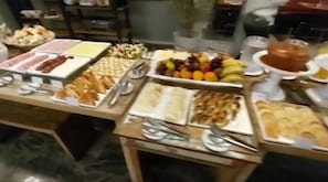 Café da manhã com buffet todos os dias mediante uma taxa