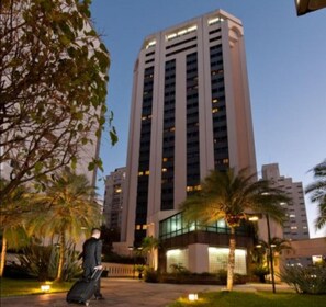 Fachada da propriedade à noite