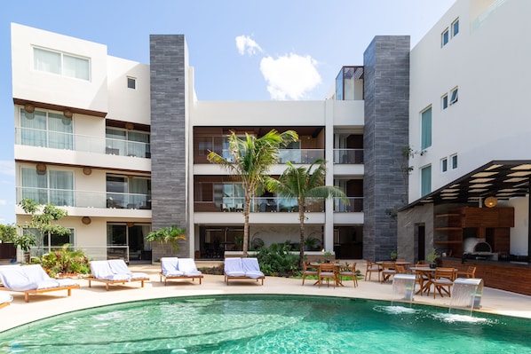 2 outdoor pools
