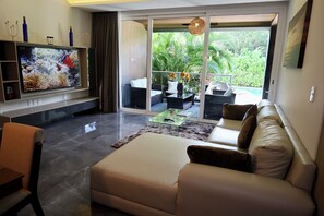 Deluxe Triple Room, 3 Bedrooms, Kitchen, Poolside (2) | Living area