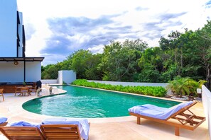 2 outdoor pools