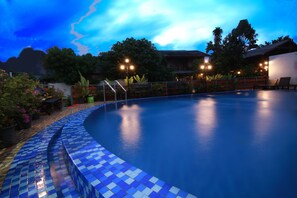 Deluxe Quadruple Room | Private pool - Vang Vieng Victory Hotel (Vang Vieng)