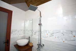 Shower, pancuran hujan, perlengkapan mandi gratis, dan pengering rambut