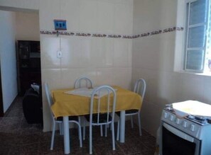 House | Private kitchen | Fridge, microwave, oven, stovetop - Casa Magnificat (Sao Thome das Letras)