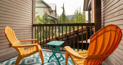 Luxury 2BR/2BA Townhouse- Pool, HT, Secure Bike Storage