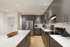 Refrigerador, microondas, horno y parrilla de estufa 