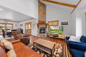 Télévision, cheminée