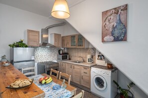 Kylskåp, mikrovågsugn, ugn och kaffe- och tebryggare