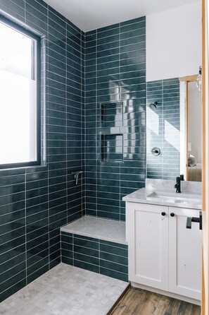 Combined shower/bathtub, hair dryer, towels, soap