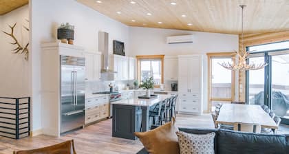 Designer’s home! Ski shuttle, heated outdoor TV space, fire pits, 4 min 2 resort