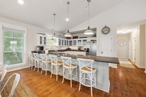 雪櫃、微波爐、咖啡機/沖茶器、多士爐